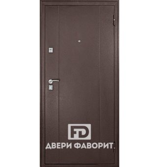 дверь металлическая окрашена цинкогрунтом темного оттенка