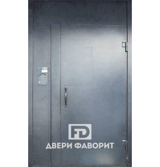 Дверь с боковой и верхней вставкой в подъезд с домофоном