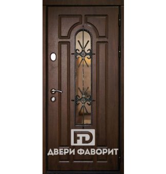 Входная дверь с ковкой и стеклом, отделка МДФ