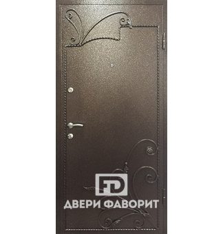 дверь металлическая окрашена коричневой порошковой краской и украшена ковкой