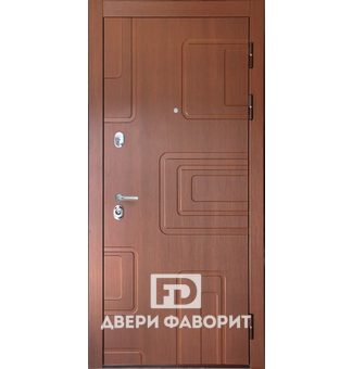 дверь уличная из металла с тремя петлями отделана мдф